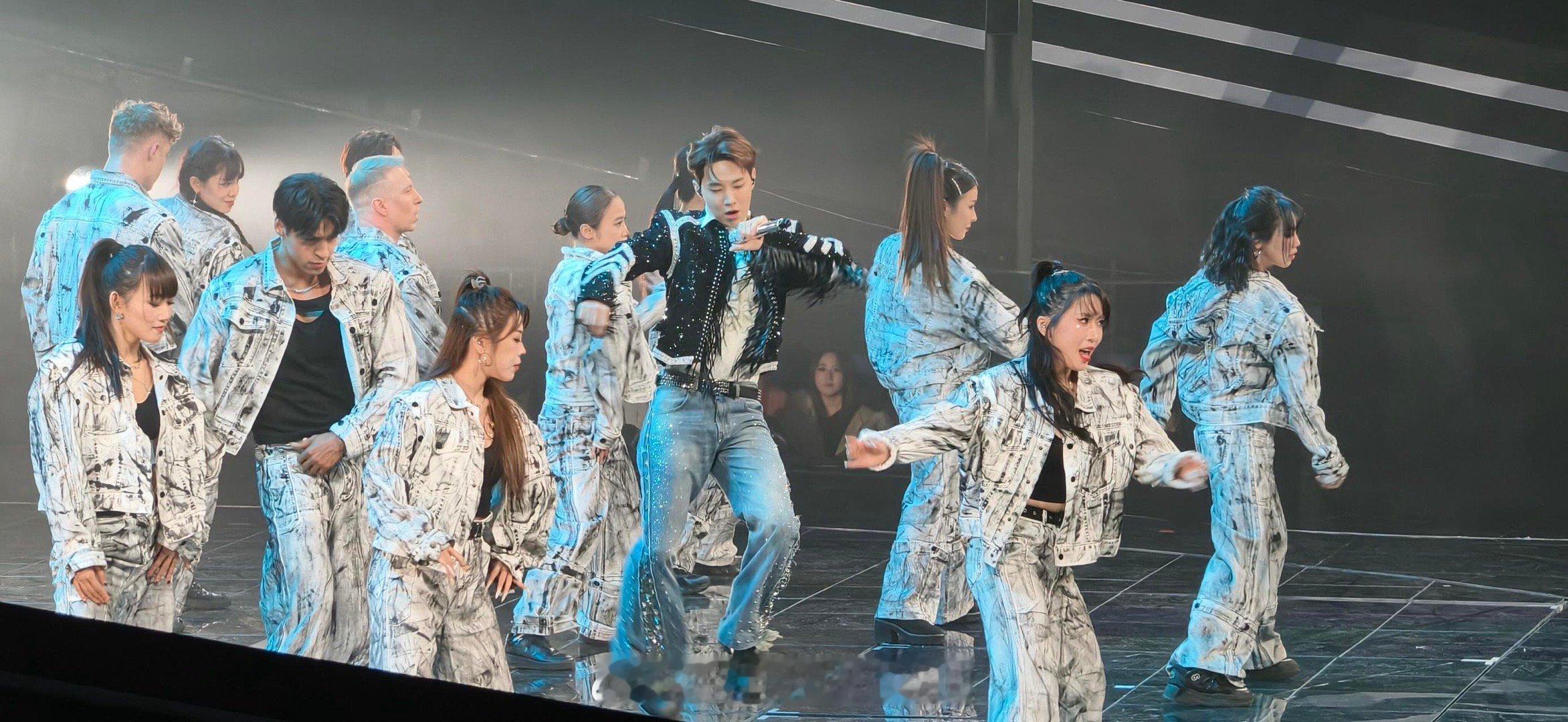 幕后导播夸Henry全程专业 刚下飞机就投入彩排，跟着斯坦尼康摄影师一遍遍打磨走