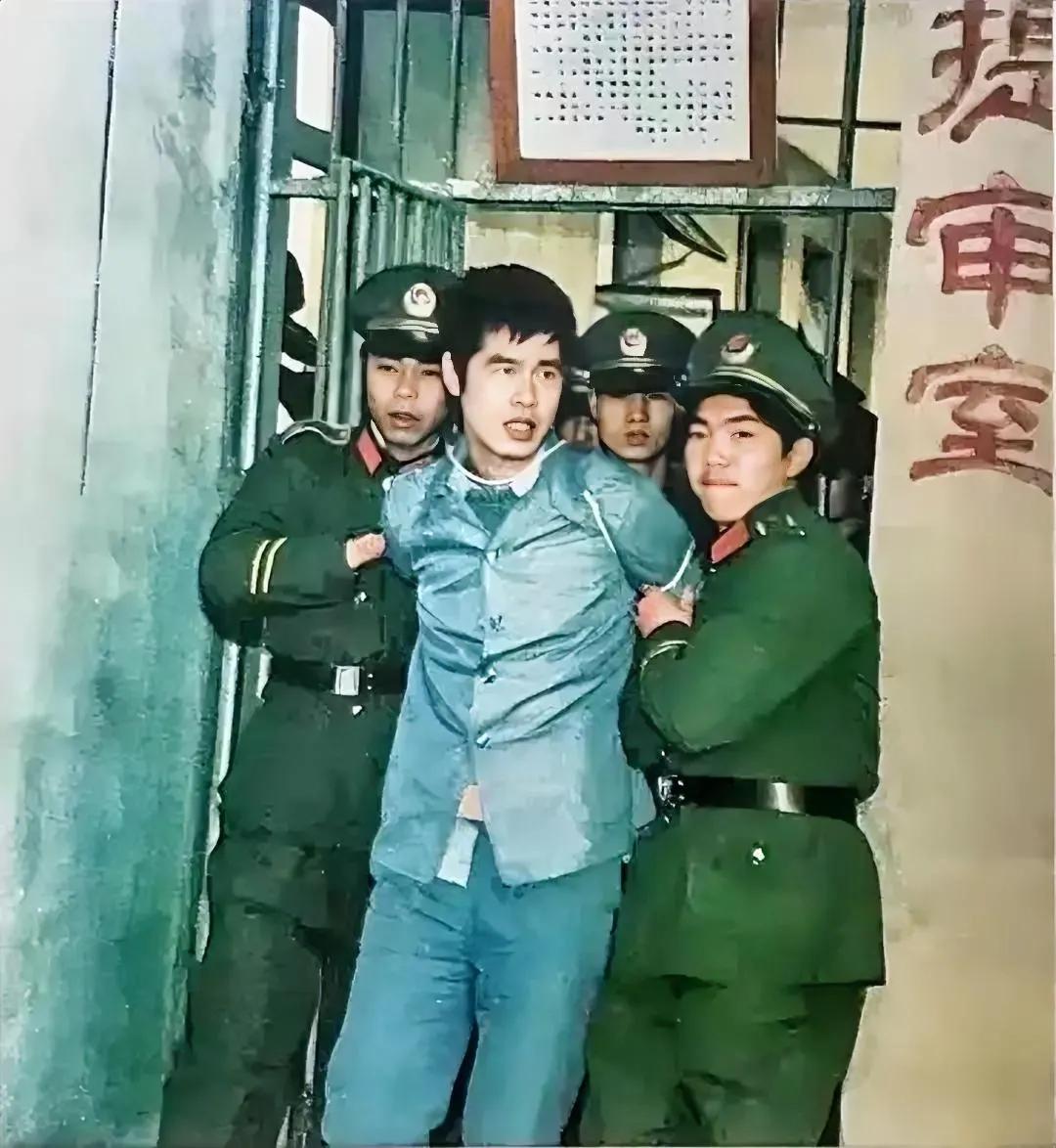 1987年，江苏武进化，肥厂财务科长蒋正国，被押赴刑场的镜头，虽然照片中的他看上