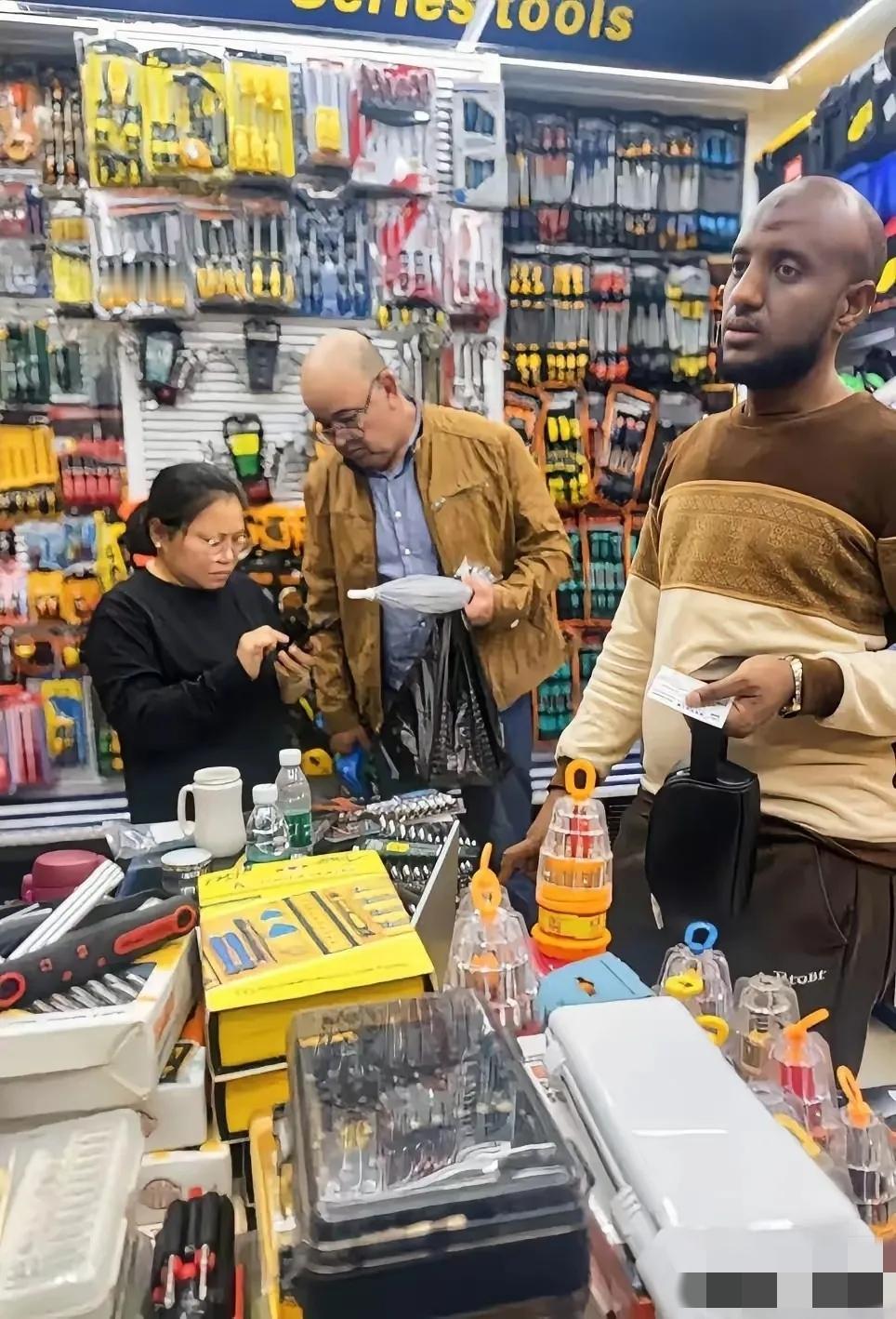 “种姓”特权在中国不好使？
阿三哥这次是真破防了！
 
义乌老板娘一句“排队去”