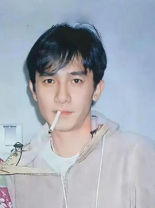 客观来说，你的审美梁朝伟是不是大帅哥  