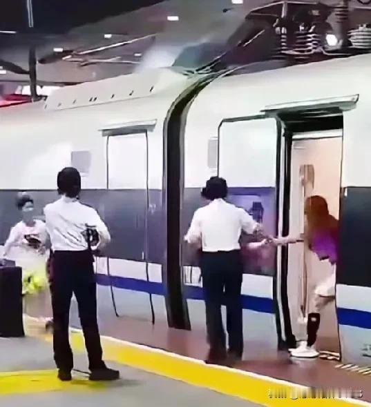 在深圳北站，D2404次列车即将发车，车门正缓缓关闭。就在此时，一名女子猛地冲上
