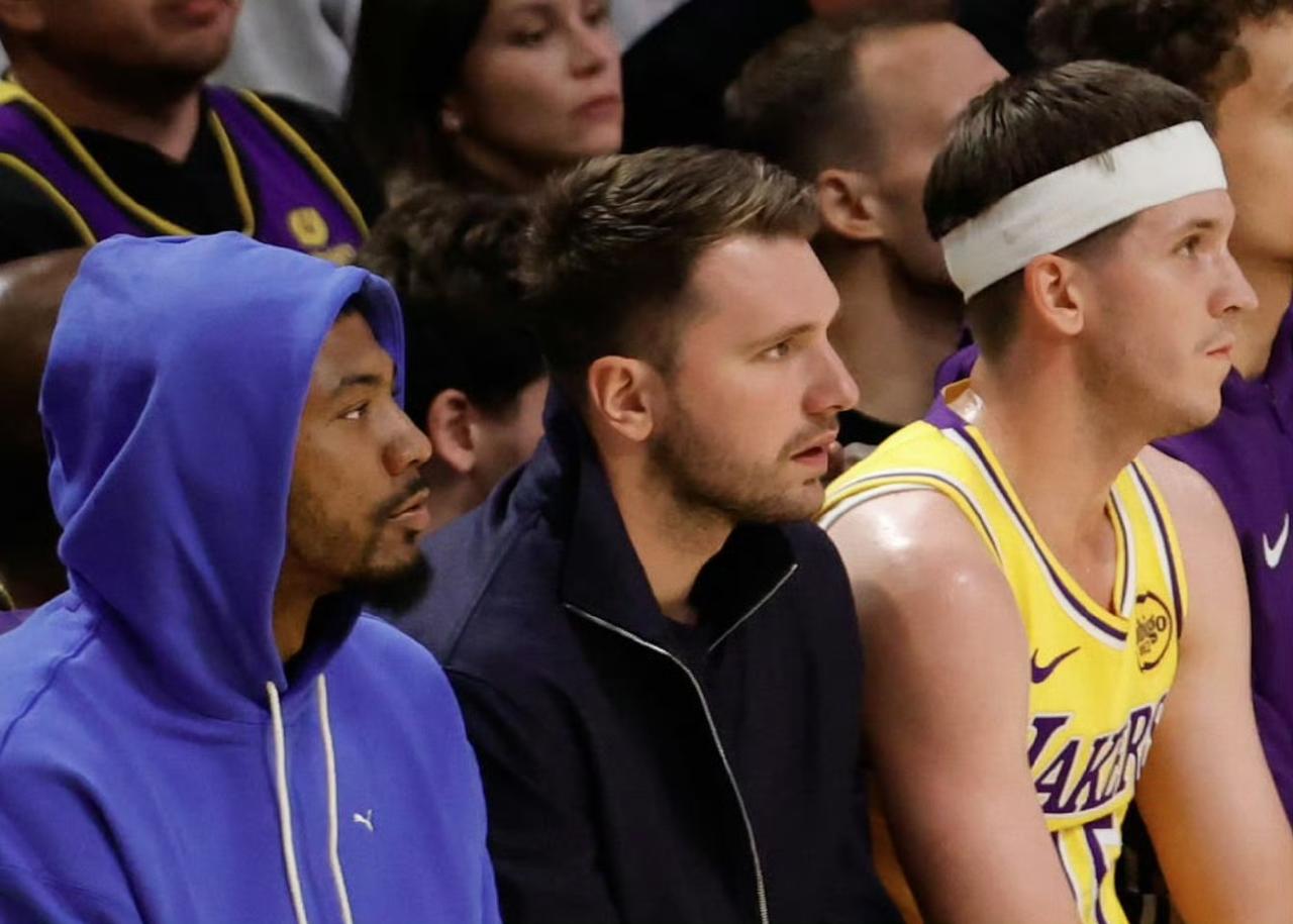 官网统计显示，湖人本赛季至今净效率最高的两人组合都有斯玛特的名字，刚哥非常适合现