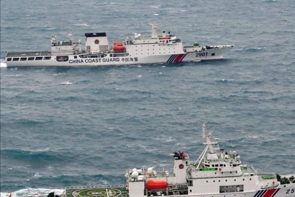 两个国家，隔着别人的领海、专属经济区和大片公海，居然高调宣布要“划界”。
 
2