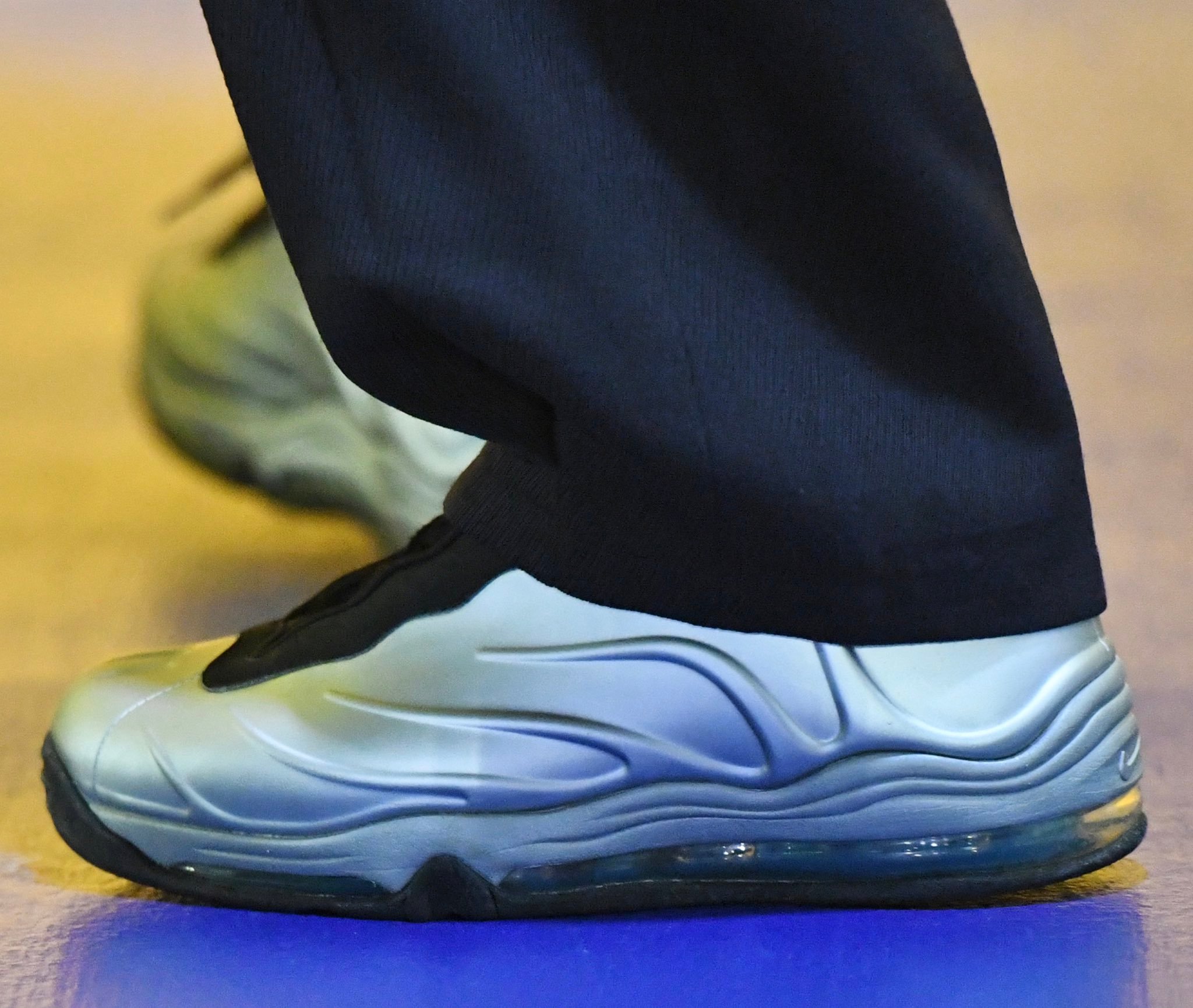 勇士vs马刺 赛前，库里上脚Nike Total Air Foamposite 