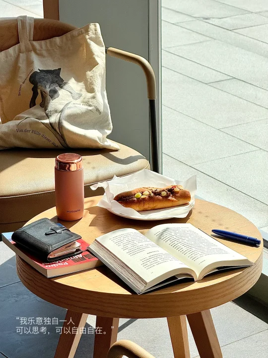 我经常一个人读书喝咖啡。