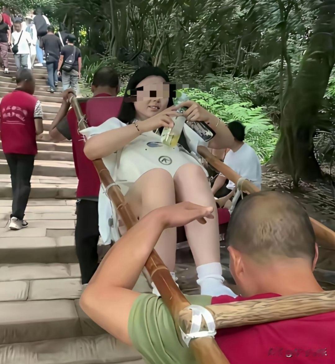 有钱人和没钱人的区别，女士在上面玩手机，为什么后面男人不抬头？大家猜猜看。