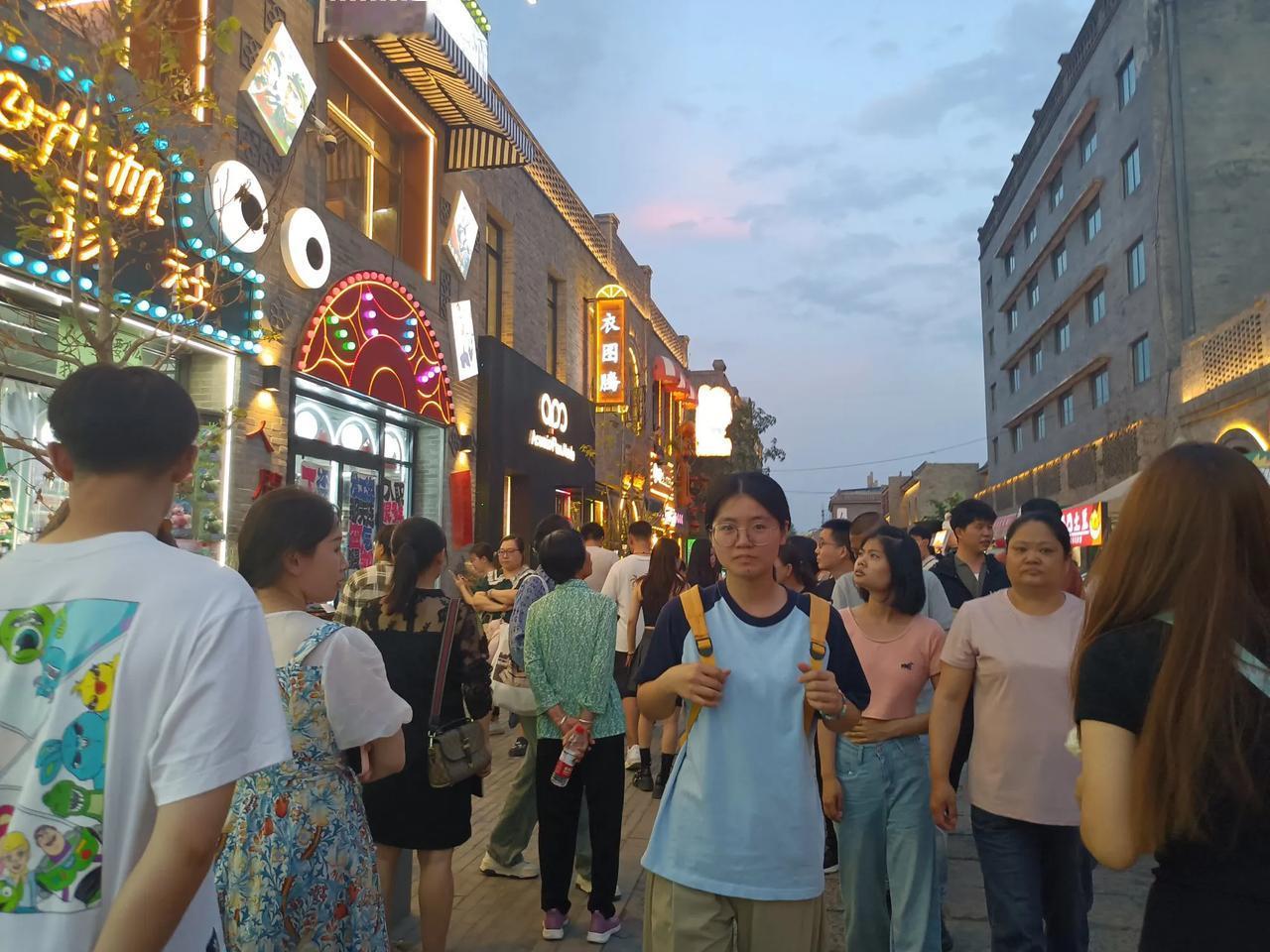西大街的人流终于稳定了，越来越有旅游街区的样子了。
周六晚上来西大街遛弯儿，整个