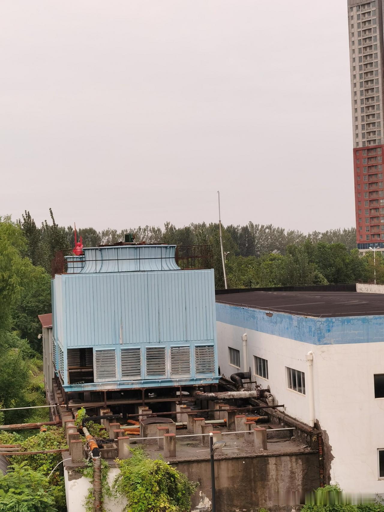 带定位聊本地新鲜事位于中兴智慧园对面厂房屋顶的浅蓝色逆流式冷却，结构庞大，侧面有