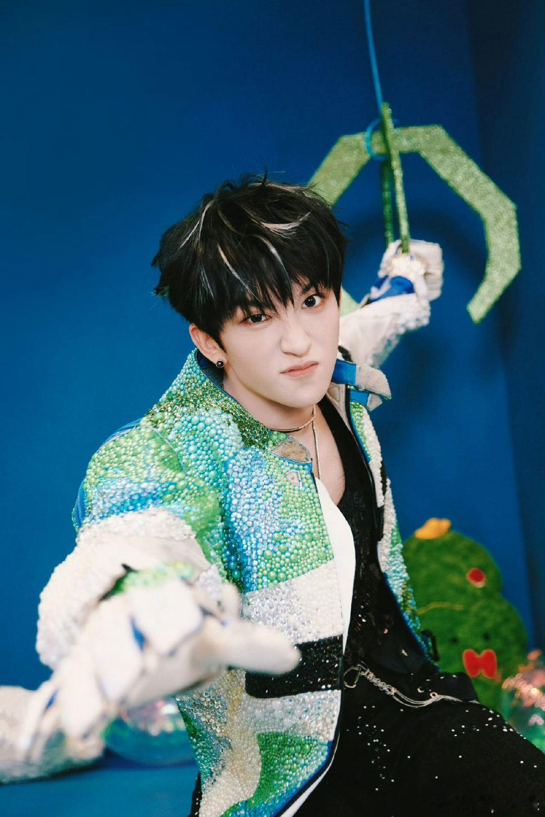 黄子弘凡水晶赛车服黄子弘凡长沙收官高定藏满巧思！Kevin Germanier机