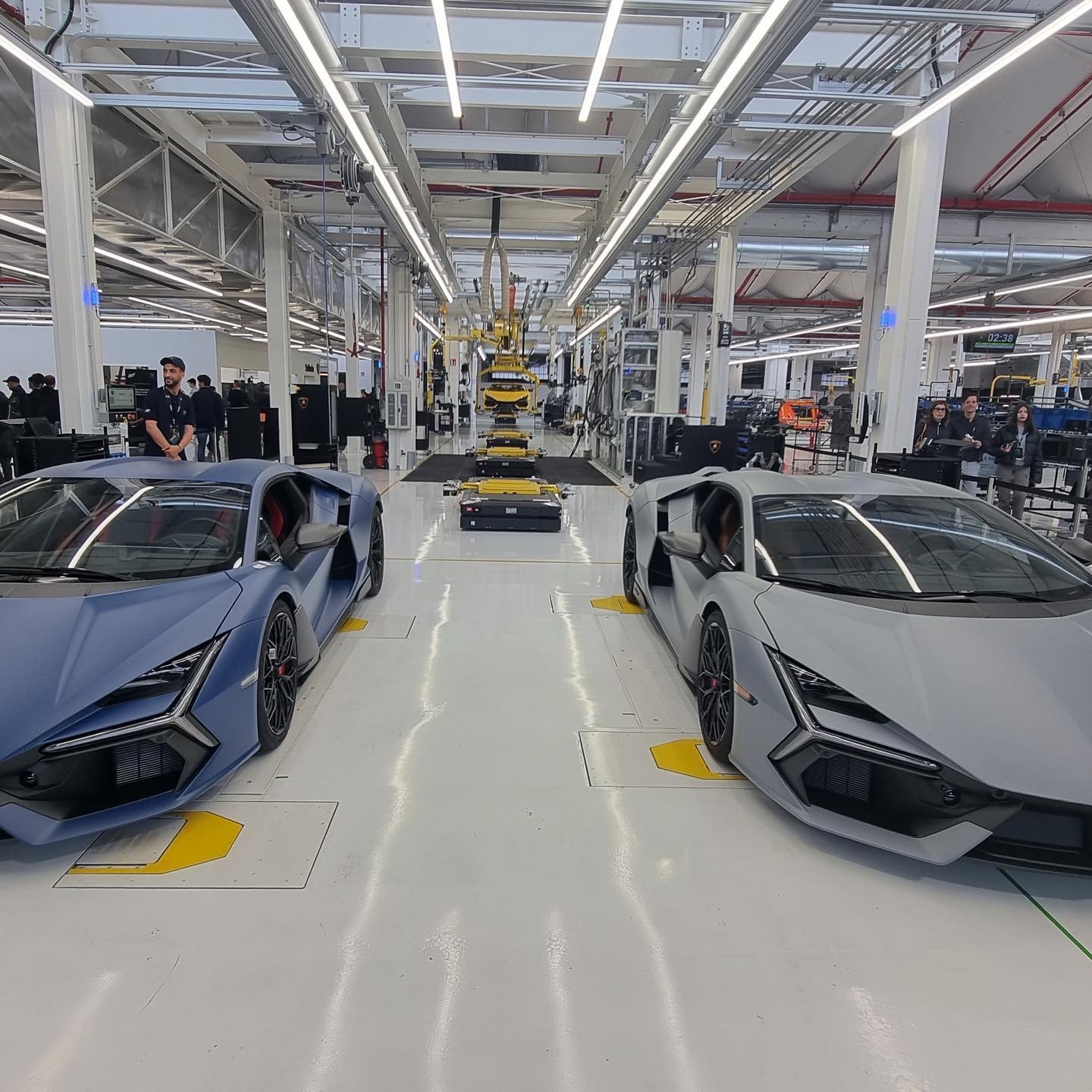 兰博基尼Revuelto。颜色：Blu Grifo、Grigio Acheso、
