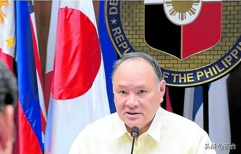 菲律宾国防部长在消失整整11天之后终于公开露面，面对中方的制裁，他显然已经彻底慌