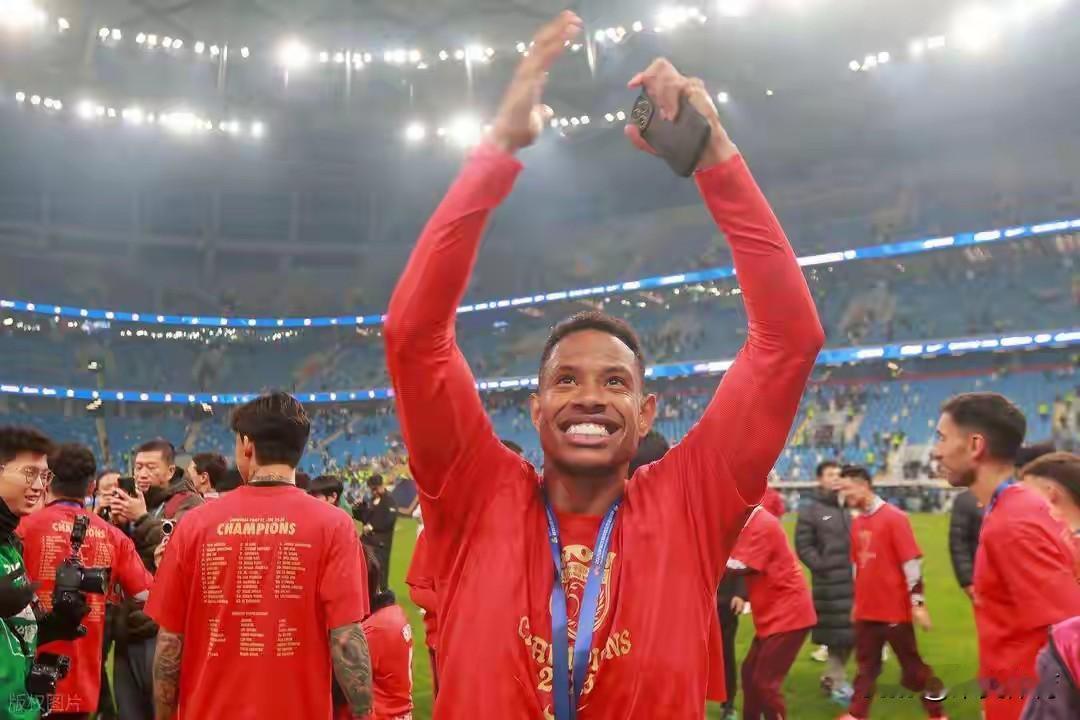 在今天，网上有人预测成都蓉城今年的成绩是中超联赛第十五位！我的看法是，这哥们你真