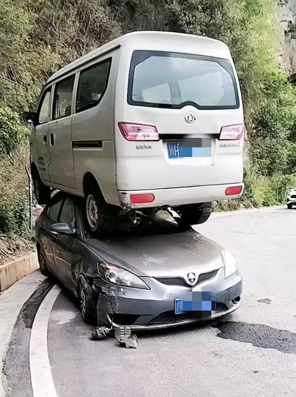 车祸发生后

轿车：你在哪儿？
面包车：上面！
轿车：哪上面？
面包车：你上面！