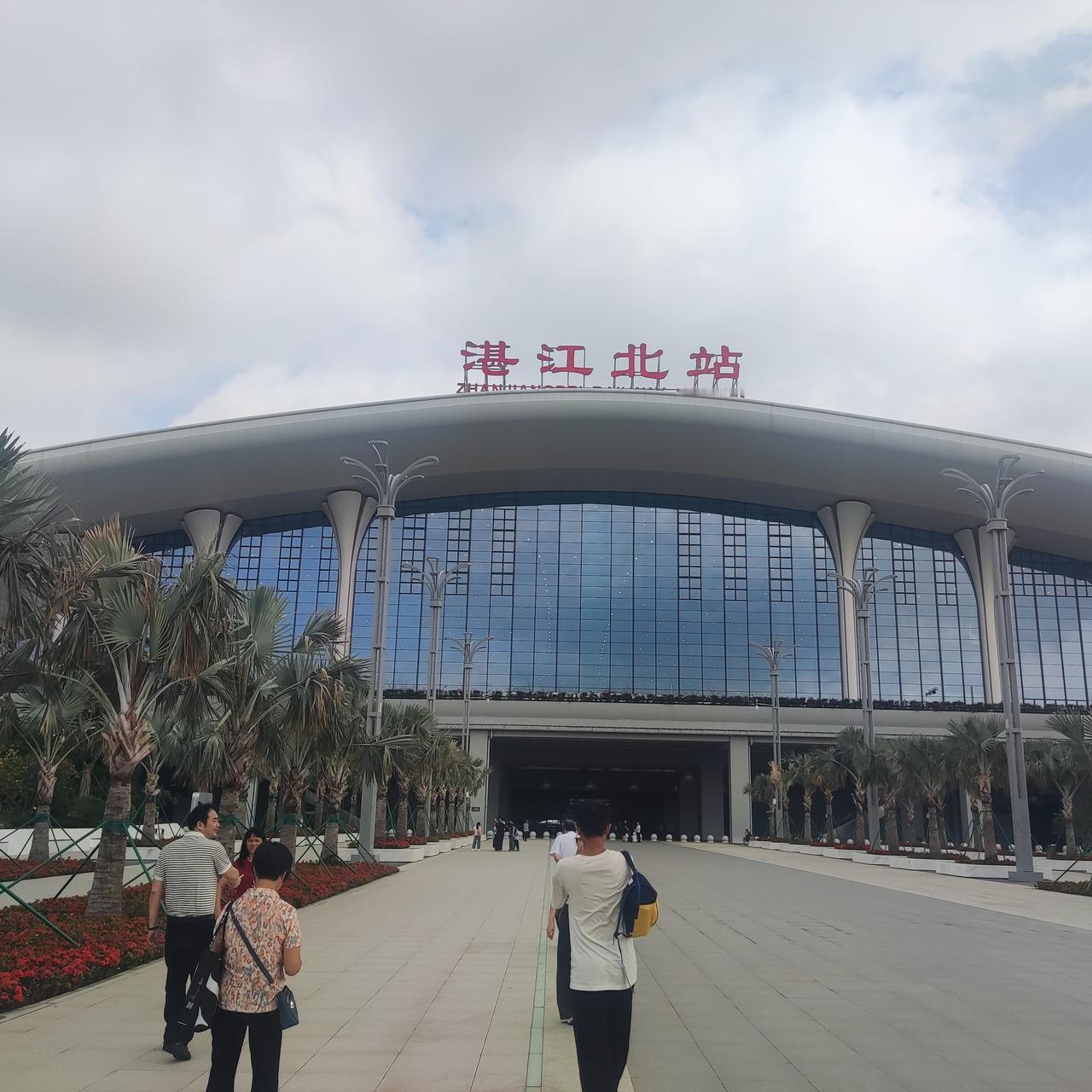 湛江金沙湾，下了车不用远足，很轻易就到了海滩。
白亮亮的水的精灵弥漫着整个海天。