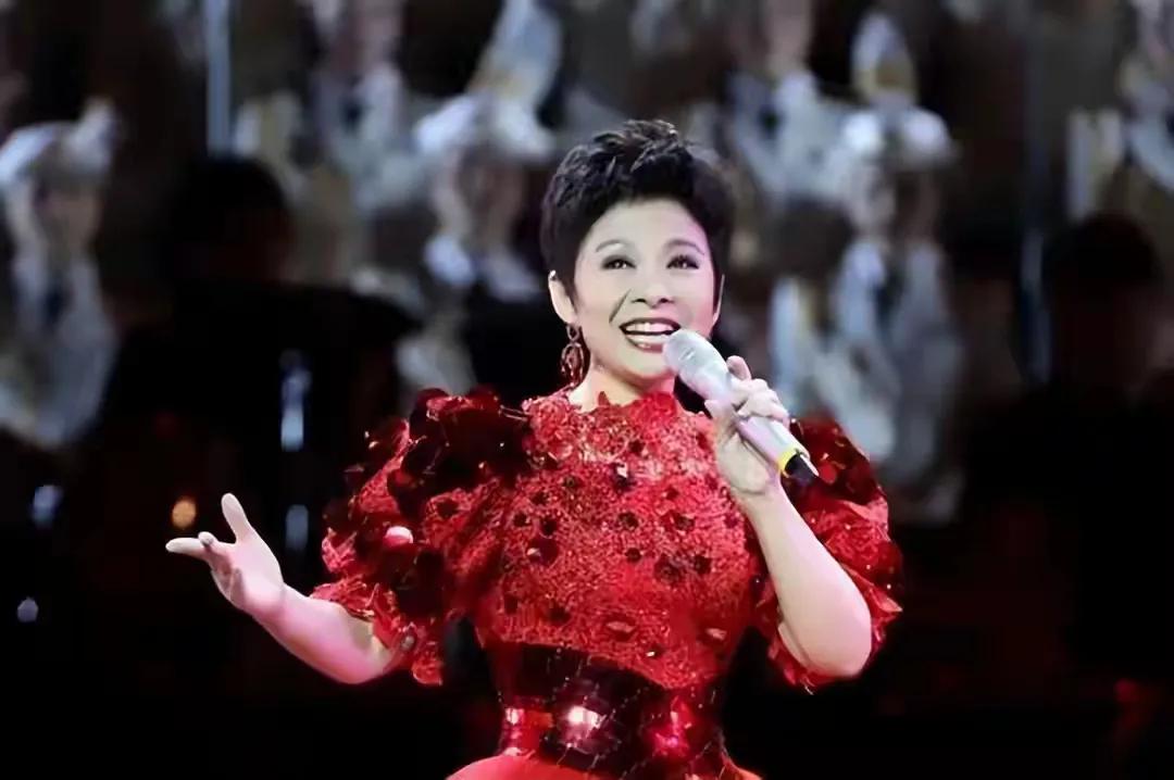 曾经的春晚舞台上，董文华宛如一颗璀璨明星，13次登台，堪称华语乐坛“天后”。可谁