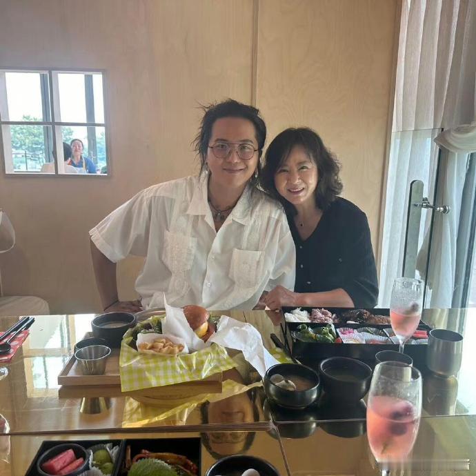 宋旻浩近照曝光，这是和妈妈聚餐拍的吧！怎么脸圆了这么多，最近是长了肉呀，更可爱了