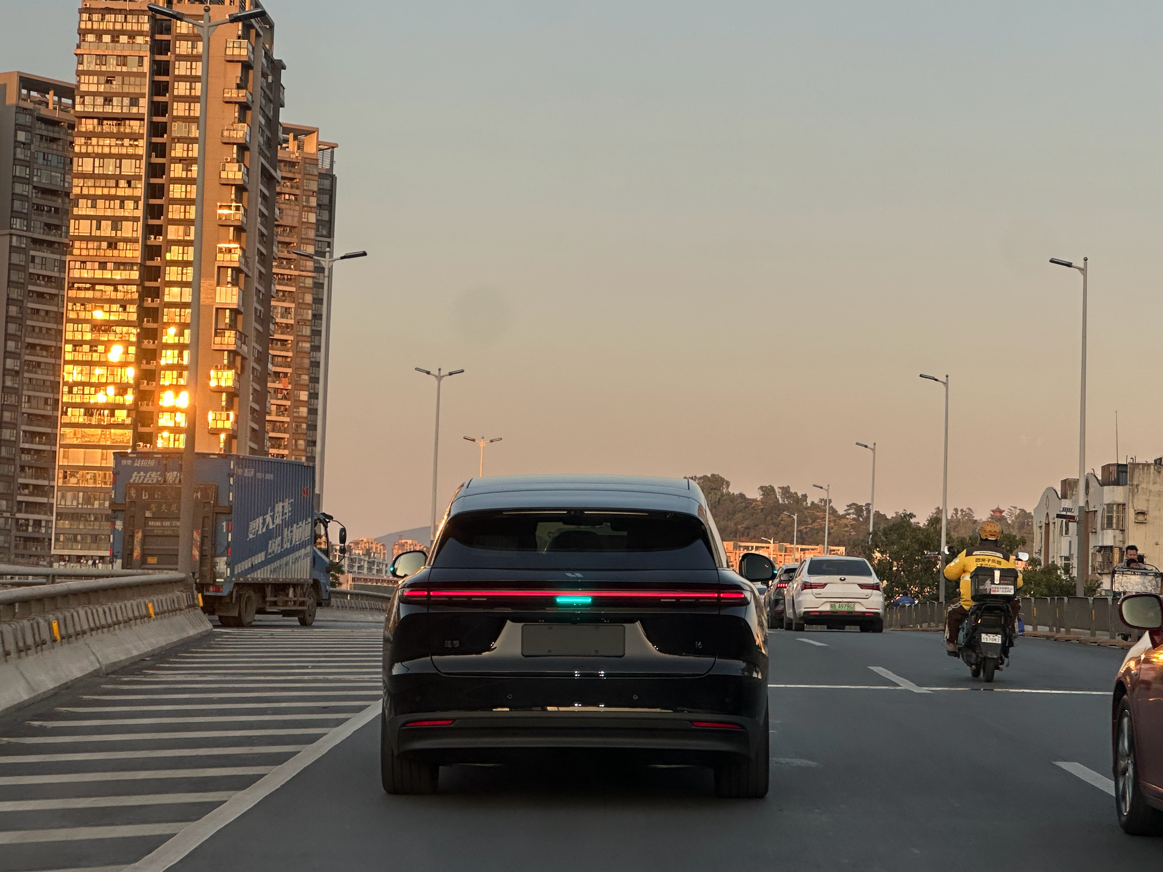 这个兄弟特别有眼光啊，理想i6选了一个黑武士，实车是真的特别帅。理想i6