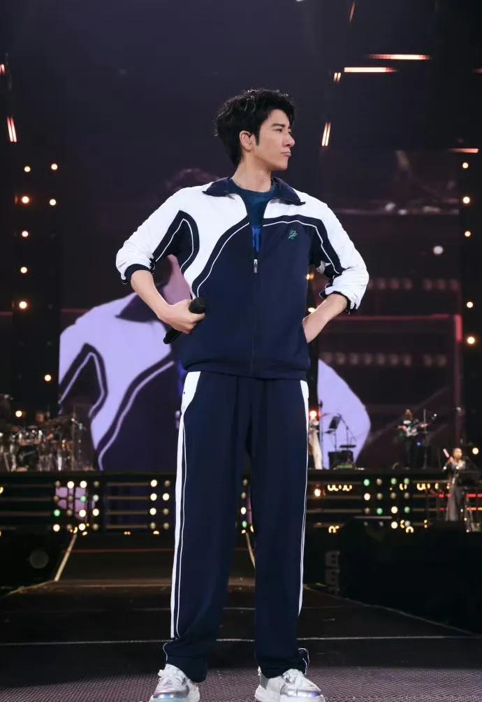 你要问深圳校服有多牛?
连王力宏来开演唱会都穿深圳校服
深圳校服是真的有魔力呀！