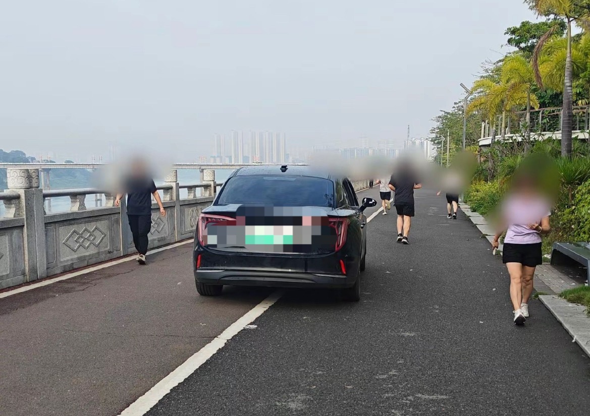 【梧州某公园道路早上晨练有小车开进来】5月14日，网友爆料称：5月14日早上，梧