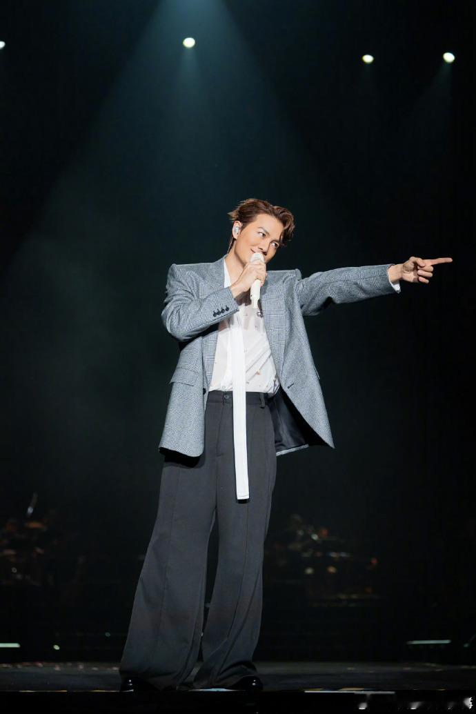 吴克群在公益的路上越走越远善良是本能，不煽情，不喊口号，就是默默地出现，默默地帮