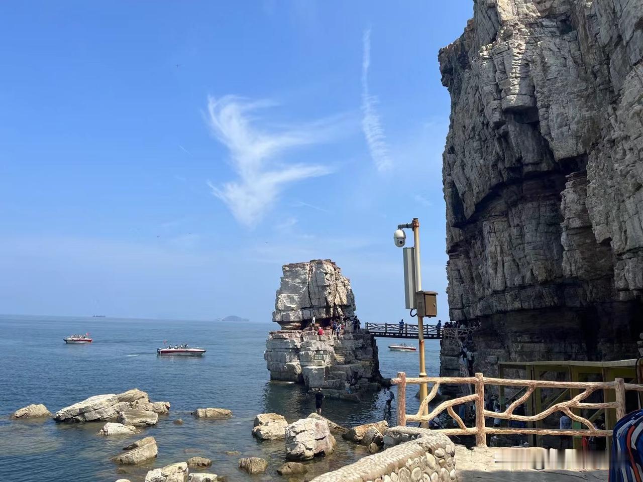 打卡海边悬崖，风景如画，人潮涌动
