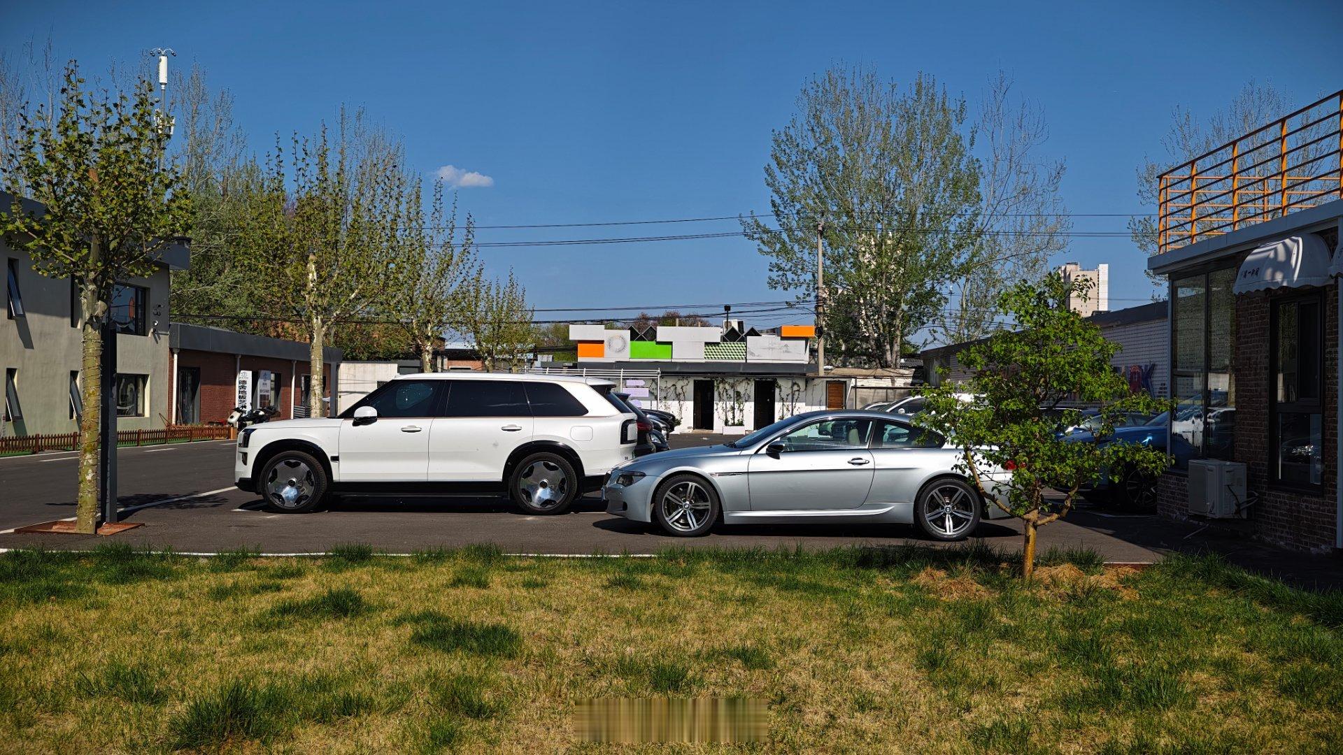 第一次见金色D柱的极氪9X，还是个浩瀚H9。同个框。 