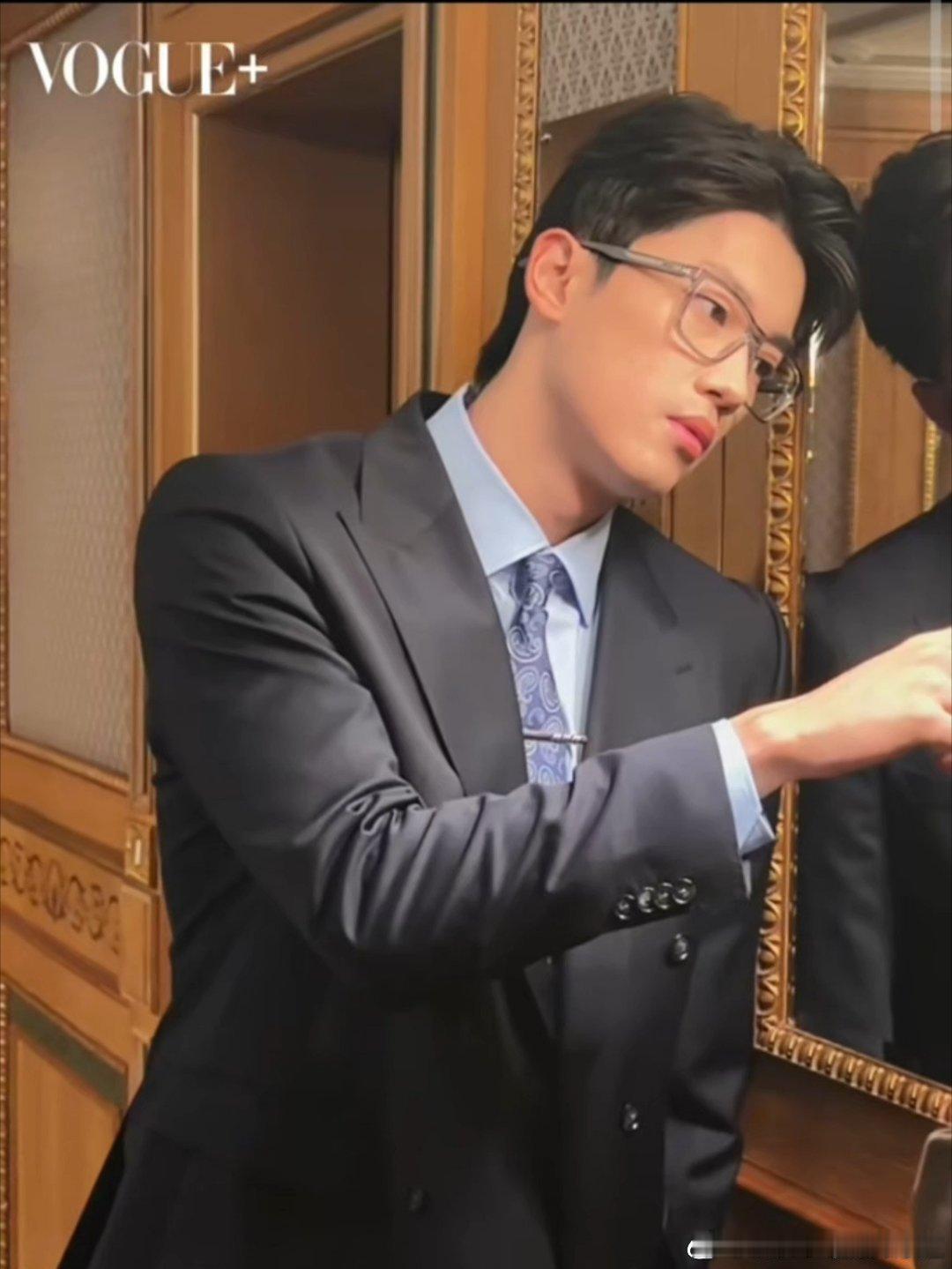 出席米兰BOSS2026秋冬时装秀顺流而上米兰时装周游泳 搜狐时尚/VChina