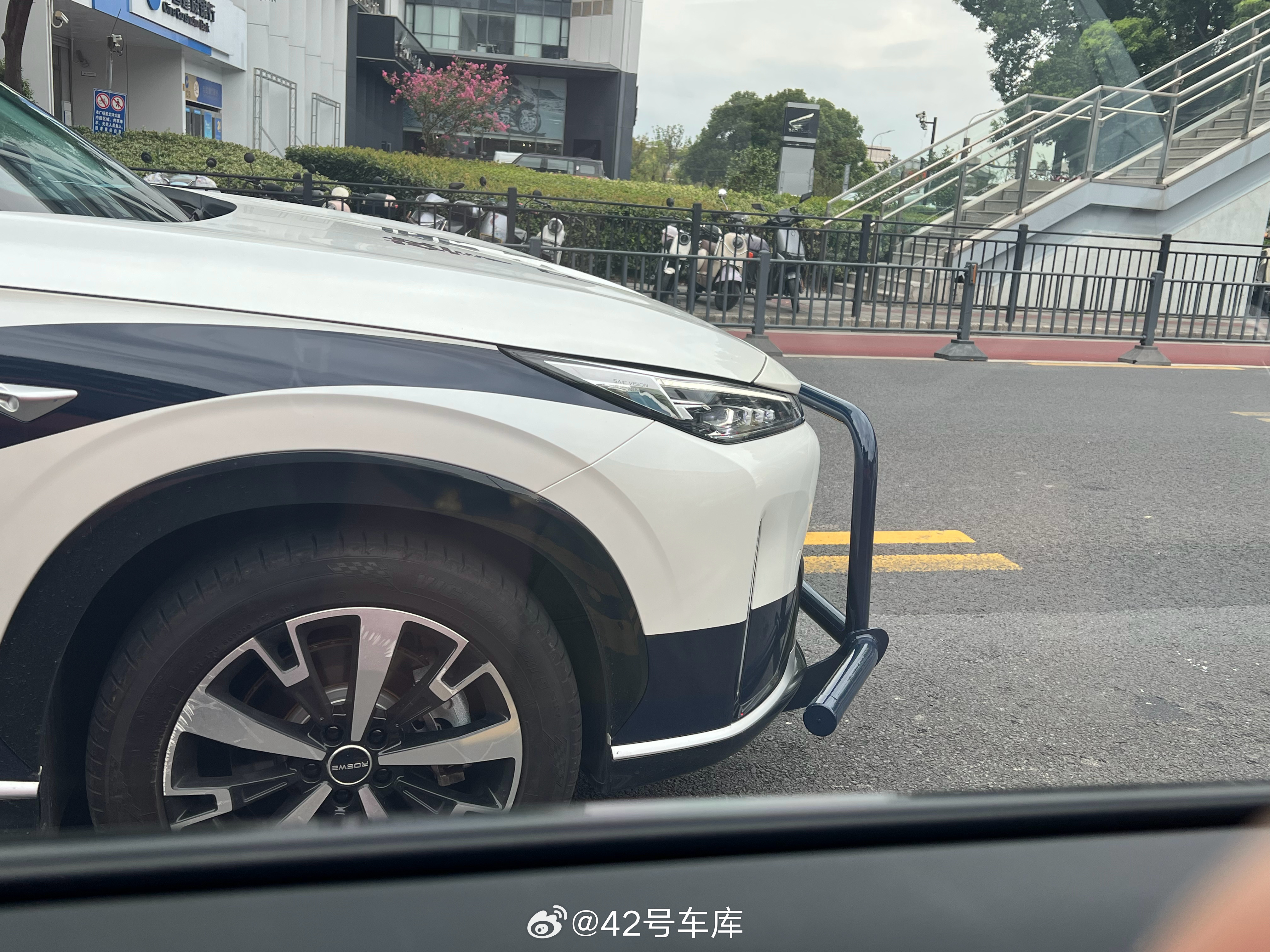 第一次遇到装了前后杠的警车，之前只在特警车上有看到。暖心提醒各位车手，还是规矩开