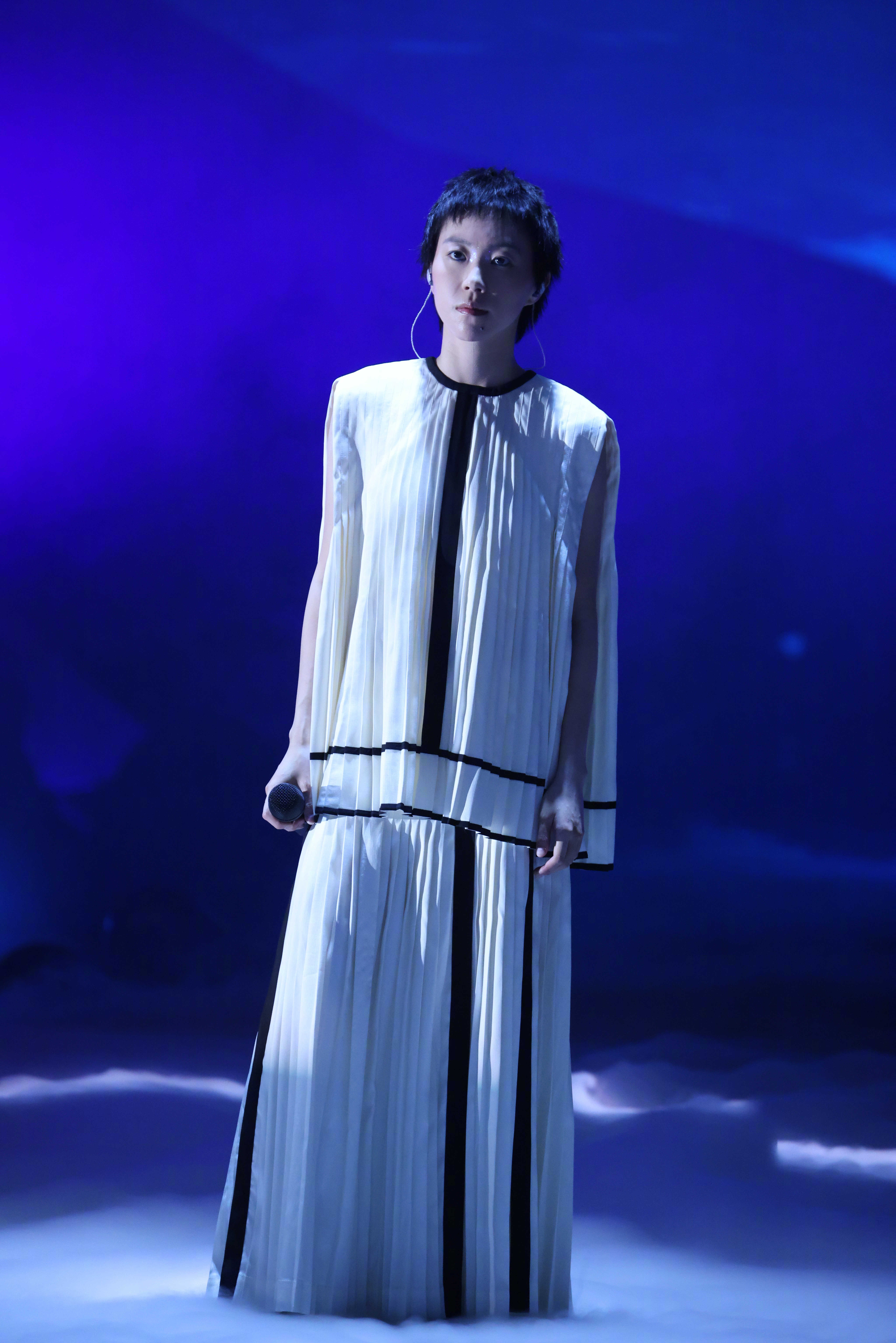 窦靖童 in Chanel 🌌💙✨ “蓝色般的决定 泛起白色涟漪…”  轻盈