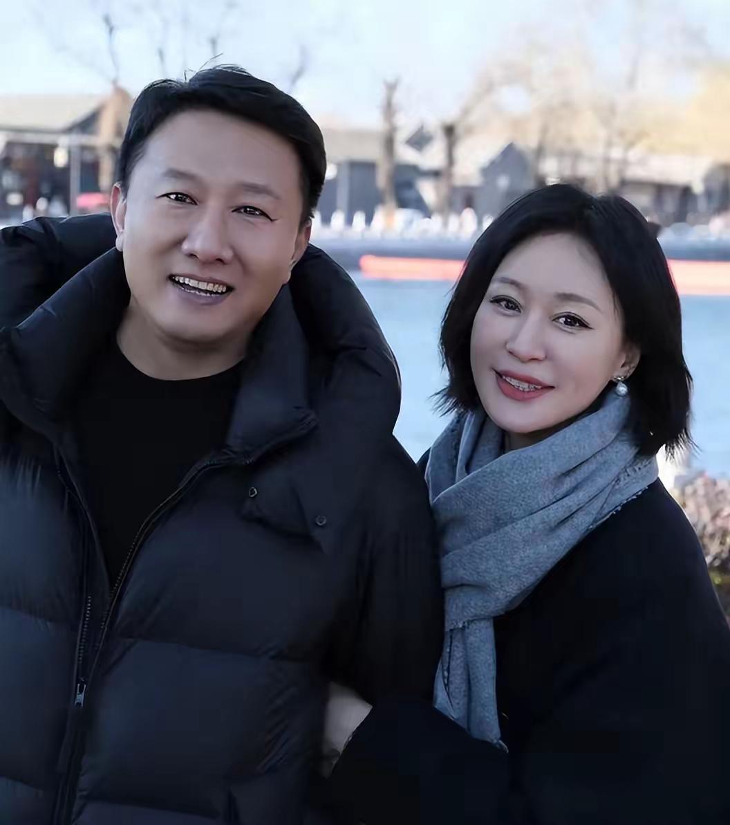 2002年，房子斌与杨雨婷大婚。同学们取笑房子斌:“全中戏最幸福的人就是你了，蹭