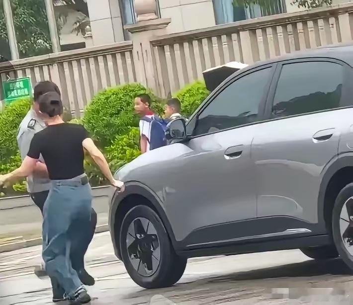 踹保安后被掌掴女子耳膜穿孔后续来了，真如网友所言，被保安打的女士耳膜穿孔。事情起