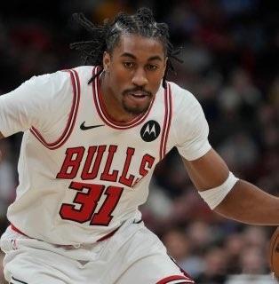 NBA  由于左膝酸痛，公牛队已经宣布杰登·艾维至少将缺席接下来的两周比赛。本周