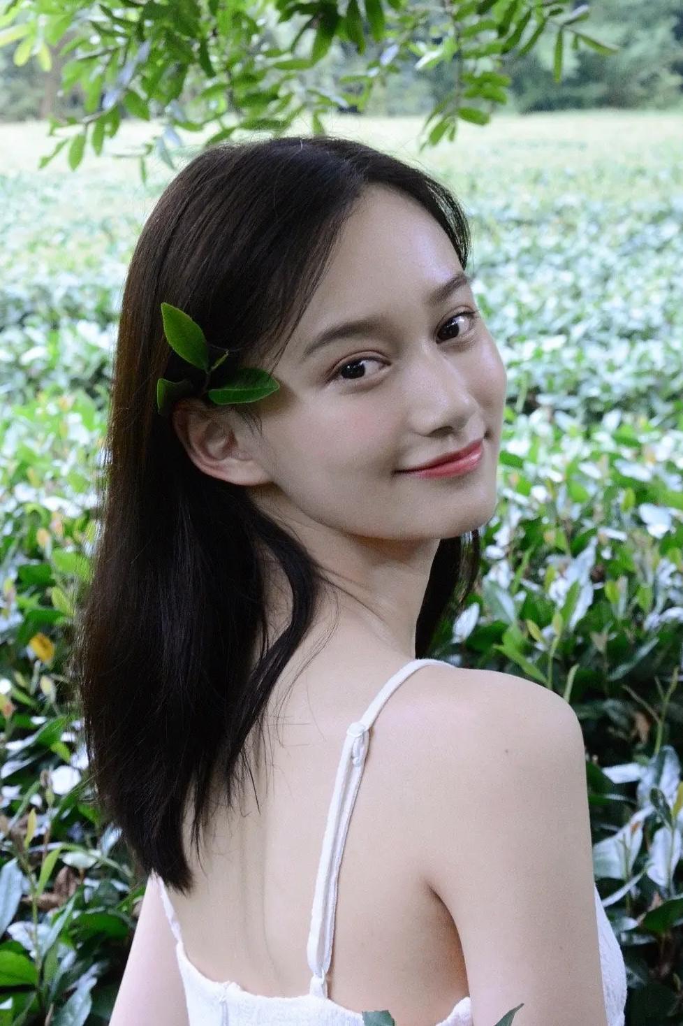这个夏梦也是盛世美颜，夏梦，原名马梅芷，2001 年 1出生于杭州，目前在荧幕上