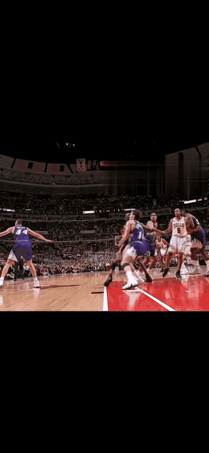 这球如果说乔丹走步，防守人早就推人犯规了。当时很多人之所以看NBA就是为了看乔丹