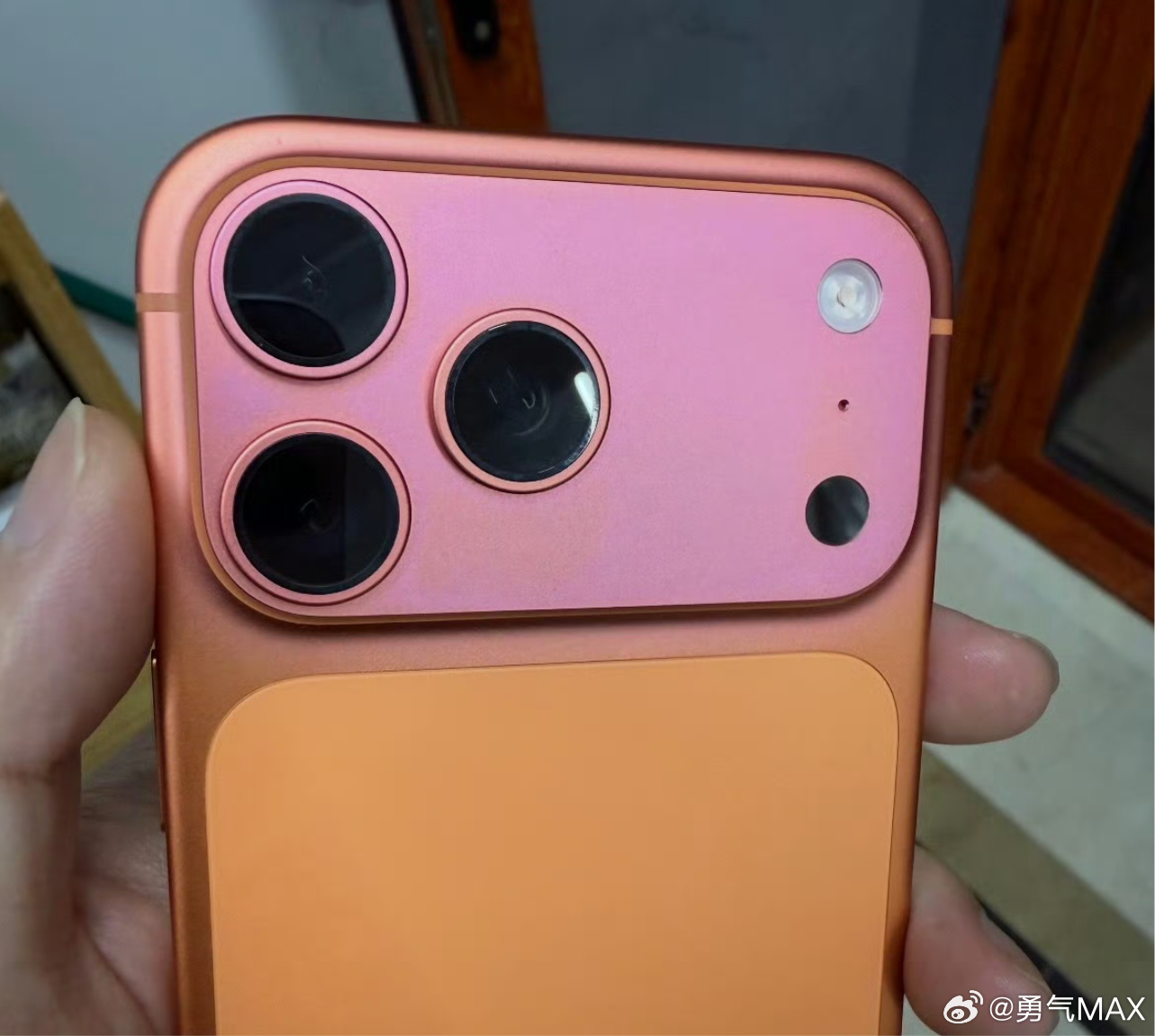 苹果客服回应iPhone一个月褪色个人感觉是没戴壳子用经常打游戏会有手汗渗入导致