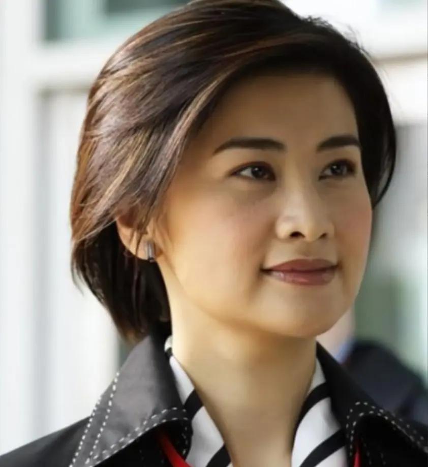 2000年，知名主持人吴小莉来到浙江，见到了自己同父异母的哥哥，她见哥哥家徒四壁