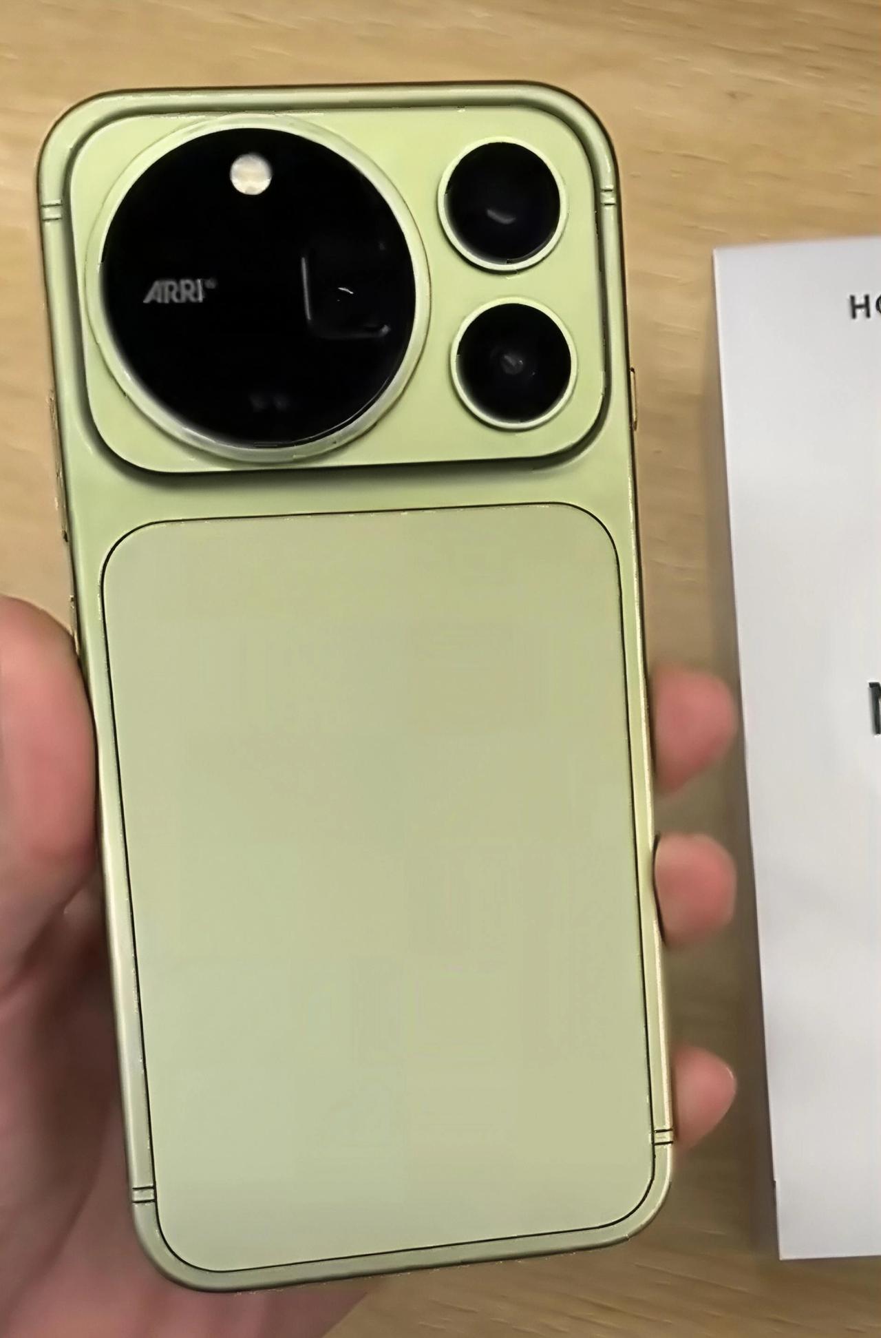 荣耀Magic9Pro Max苔青绿真机实拍来了，这个配色一眼就抓人眼球。低饱和