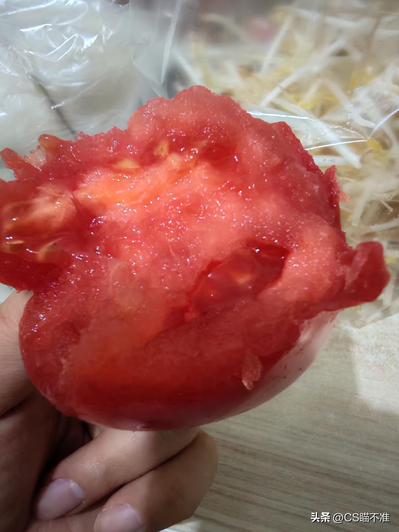 如今的西红柿为何口感欠佳？我去买西红柿时，看到那些西红柿颜色极深，看上去已然熟透