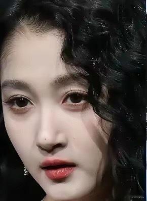 微博之夜白鹿成最大赢家，一头卷发性感迷人。杨幂这次法令纹十分抢镜，面相有点垮。杨