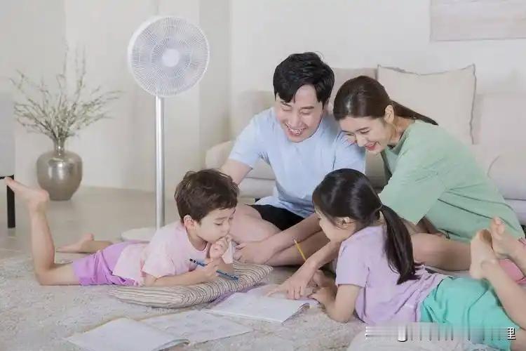 上联：看世界繁华，
下联：享家庭温暖。