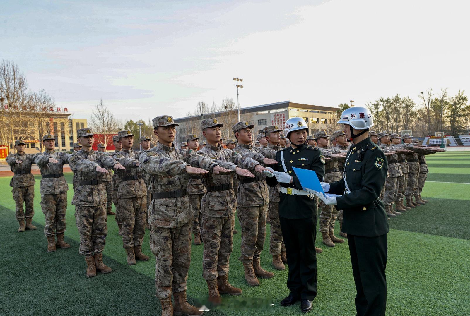 【原来警卫兵是六边形战士】有这样一群人，他们是营门最挺拔的身影，他们在晨光里日复