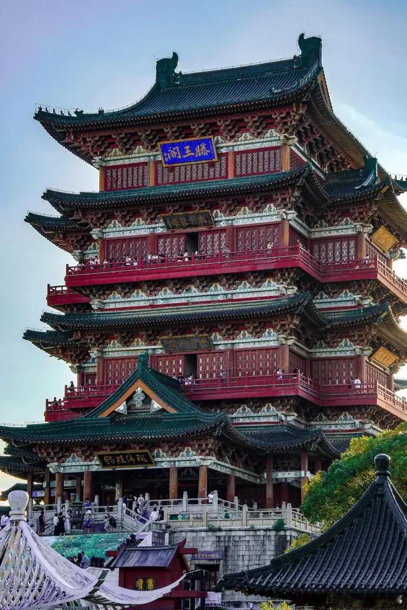 外国人来南昌打卡地标要先学背古诗南昌滕王阁遇到了最懂他的外国人 站在滕王阁的飞檐