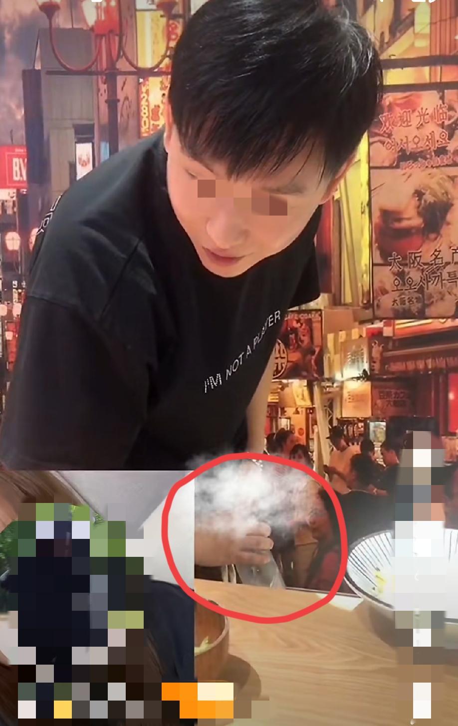 一烤肉店，小伙把尿撒进饮料瓶内，然后把小半瓶尿液倒在了烤肉架上，旁边还有一女生爽