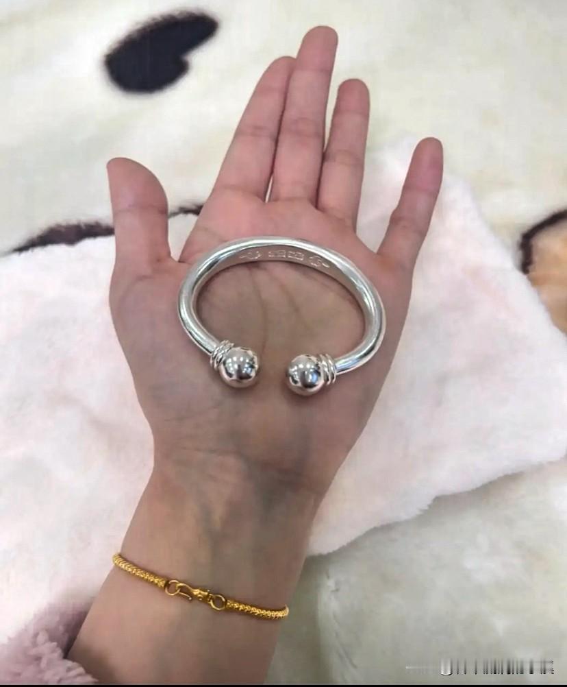 今天才发现，
银饰已经贵到高攀不起！

1月27日逛商场，随手拎起一只68克的银