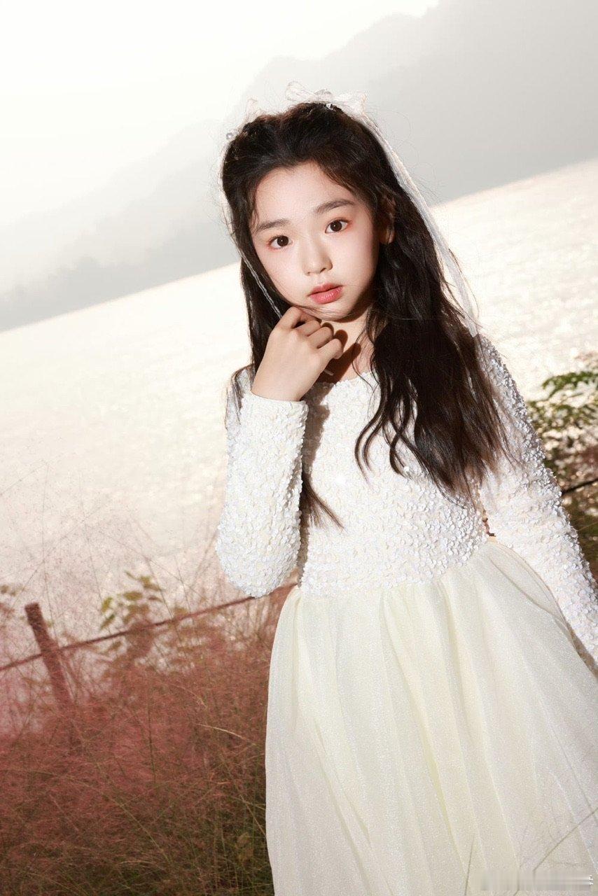 小酒窝穿了白鹿应援色 小酒窝一身蓝色穿搭超吸睛，跟着麻麻赴约尖叫之夜，还被鼓励主