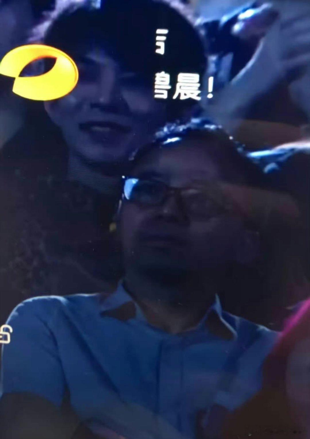 歌手直播冯建宇在歌手观众席冯建宇带着粉丝豹豹一起去看歌手啦，听得很沉醉呢，真的很