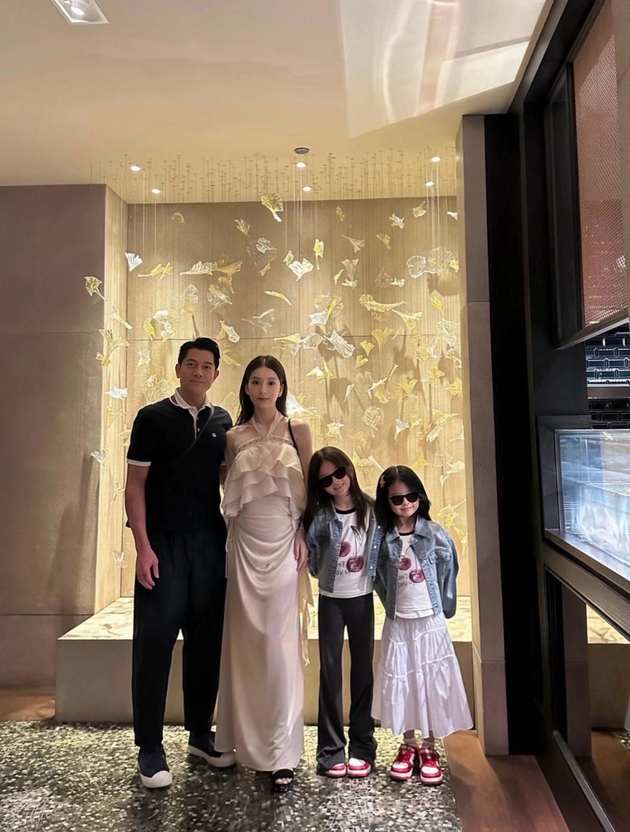 8月6日，方媛晒庆生照，郭富城和俩女儿，为她庆38岁生日的画面，她称：“被爱包围