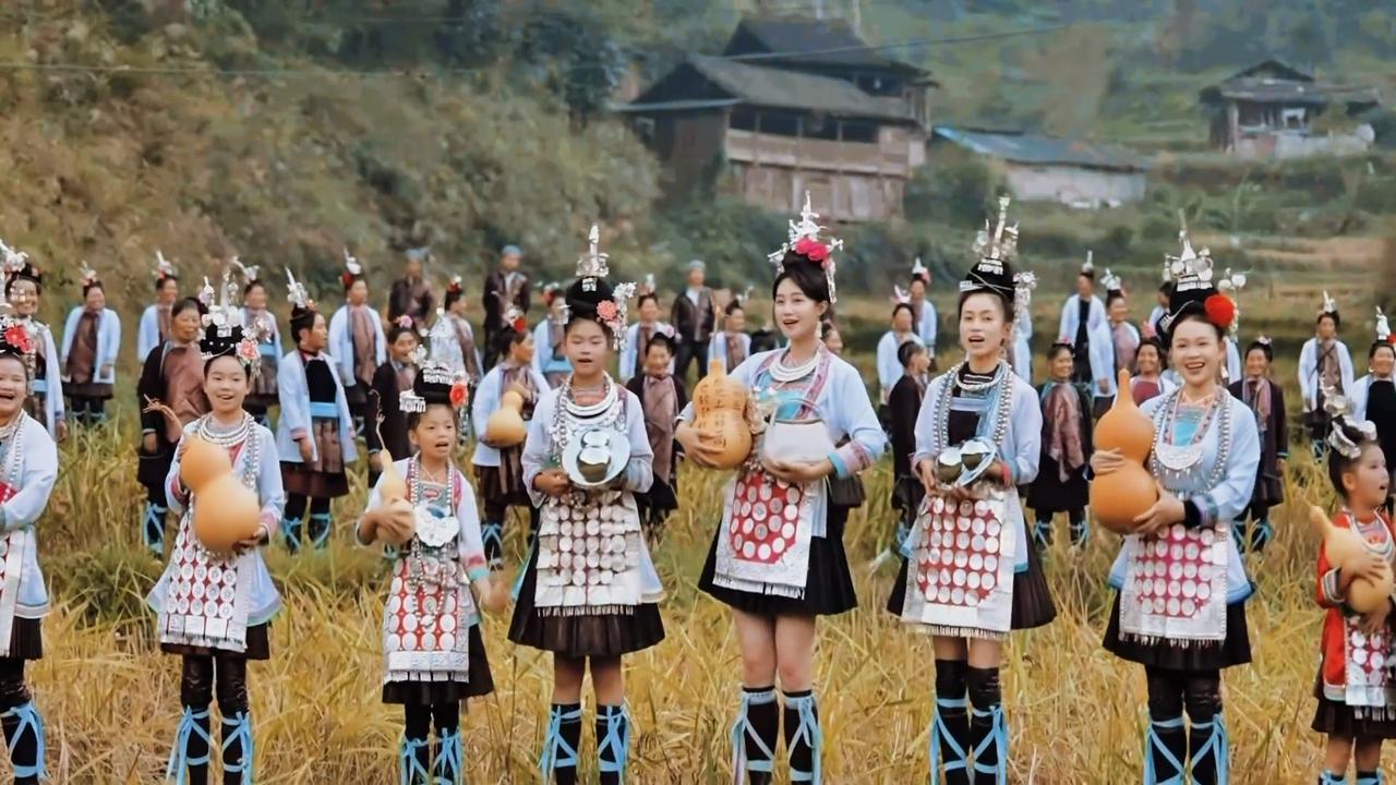为唱一首歌，女子在贵州深山找了100个人！