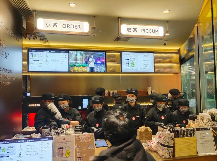 霸王茶姬一家店12个员工还能赚钱？图里10个员工，还有1个引导员和1位让人品尝的