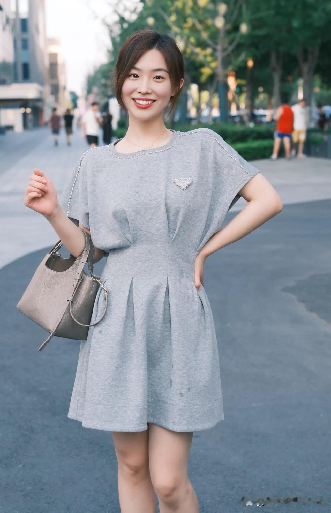 看到“这位女士穿着时尚连衣裙，笑容灿烂”，一下就想到文淇和蔡依林。2025年1月